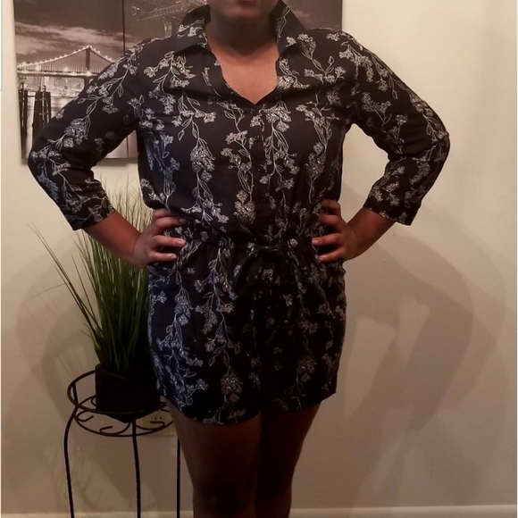 Old Navy Floral Romper Size Large - Picture 2 of 4